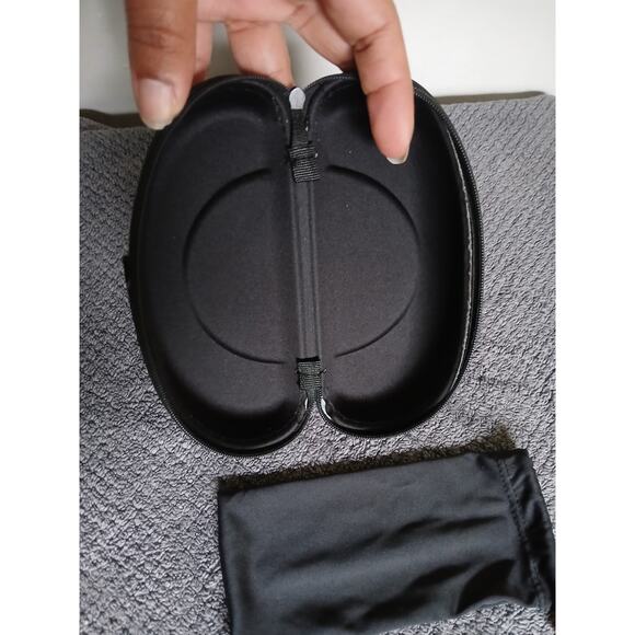OAKLEY Curved Clamshell Sunglass Hard Case - Gray/Black Zip Closure - Picture 3 of 4